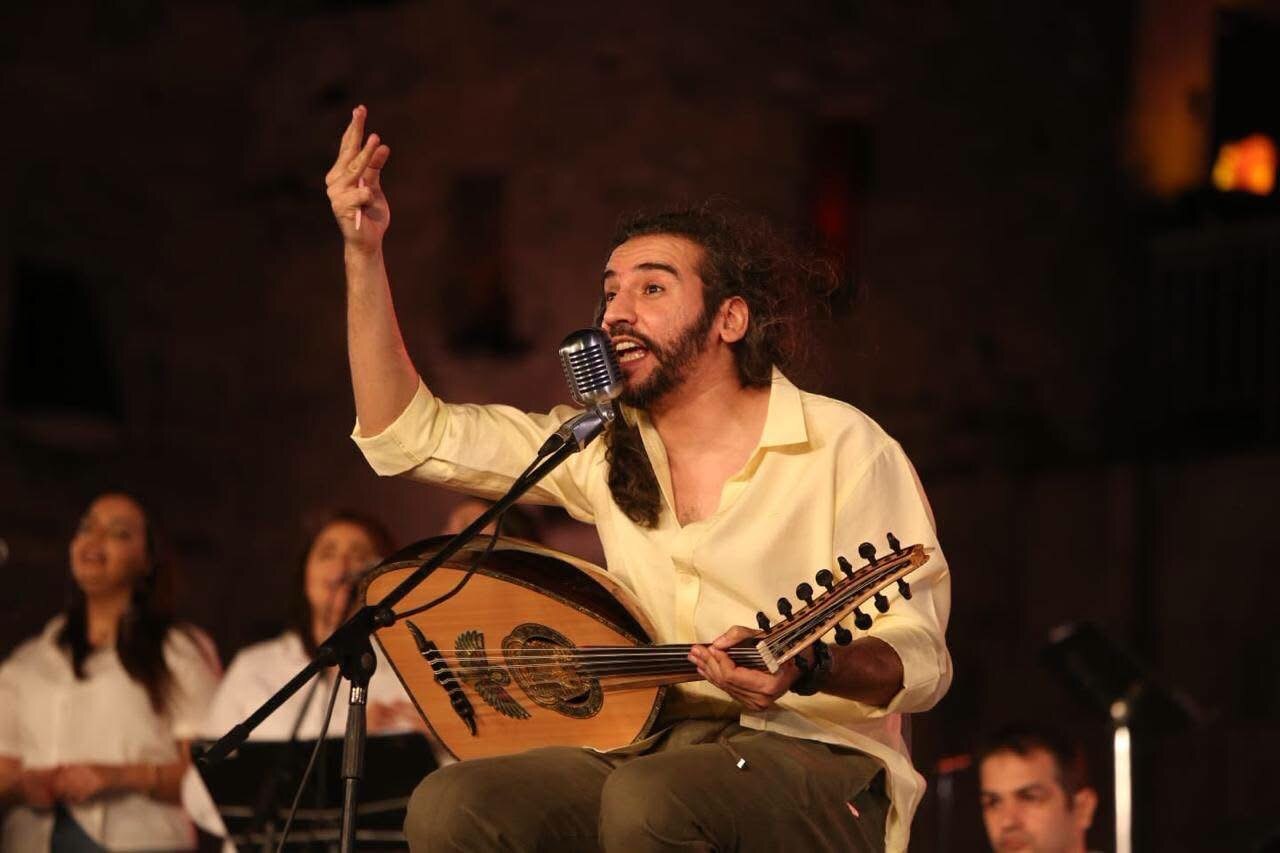 سعد العود بيغني ورافع إيده وسط الكورال
