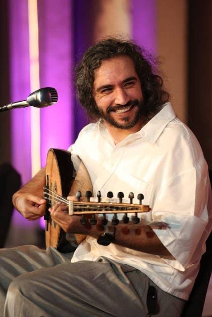 سعد العود بيبتسم وهو ماسك العود