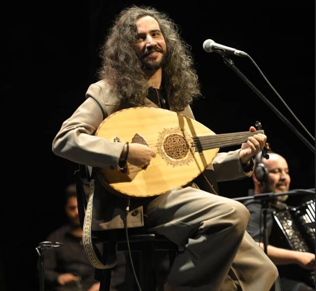سعد العود بيعزف على العود وبيبتسم