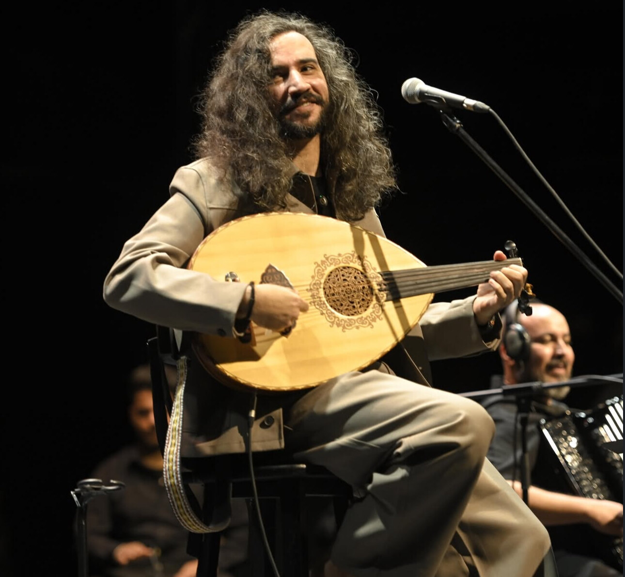 سعد العود بيعزف على العود وبيبتسم على المسرح